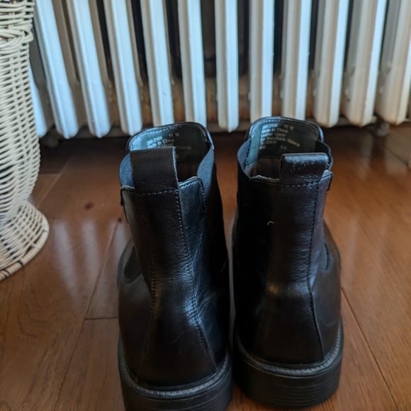 Dockers Black Men’s Leather Chelsea Boots - Picture 3 of 7